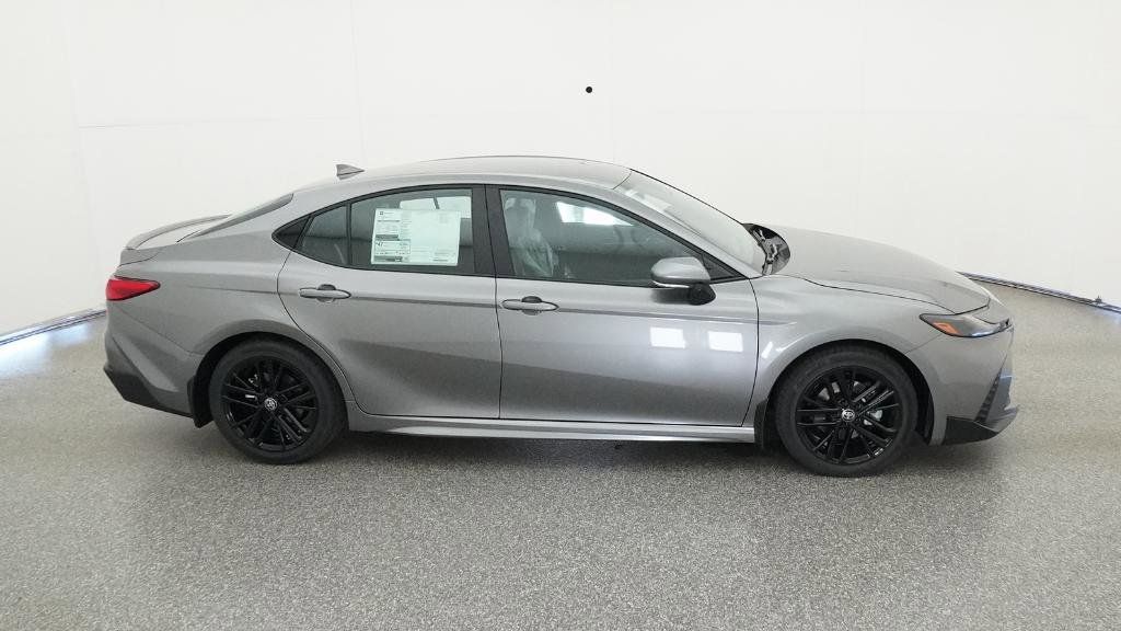 2025 Toyota Camry SE 32