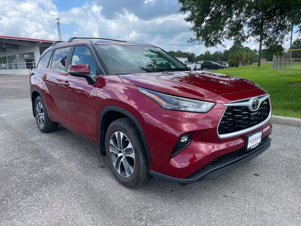 Red (Ruby Flare Pearl) 2026 Toyota Highlander XLE AWD SUV / Crossover All-Wheel Drive 8-Speed Automatic