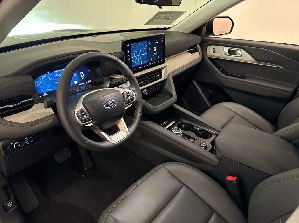 2025 Ford Explorer photo 21