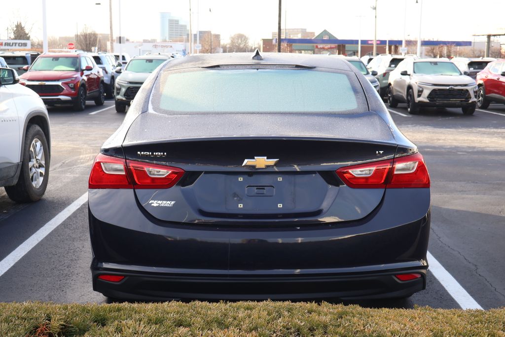 Thumbnail: 2017 Chevrolet Malibu - 9