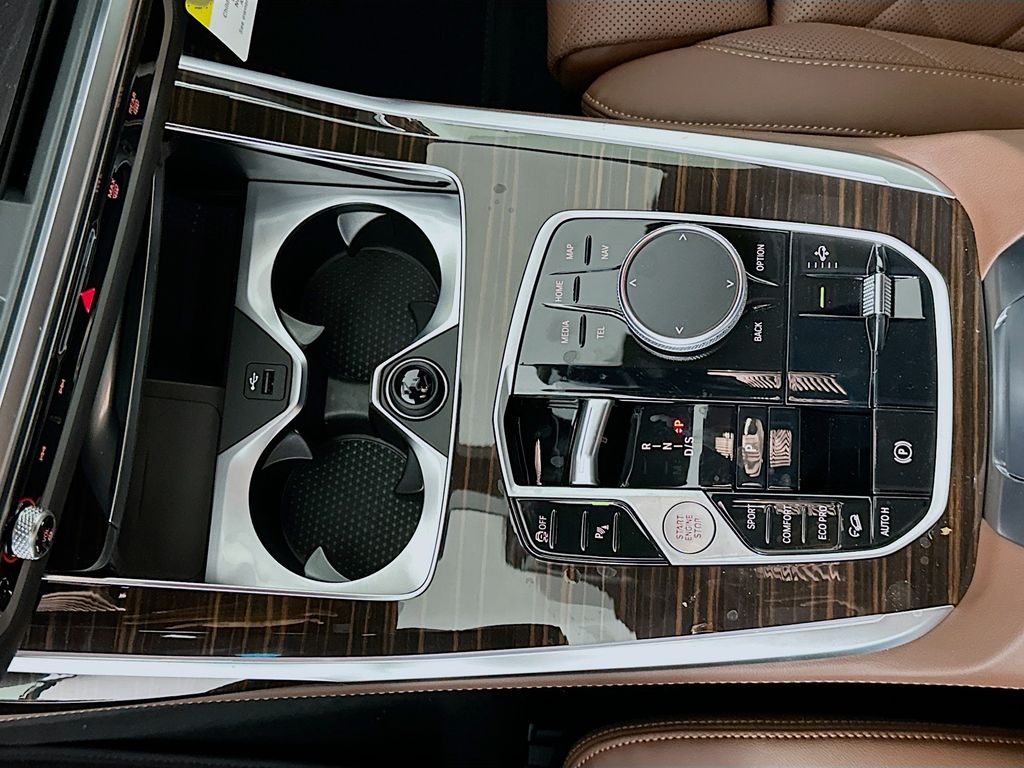 Thumbnail: 2026 BMW X7 - 15