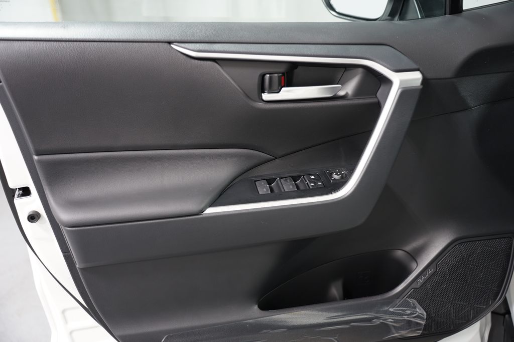 2025 Toyota RAV4 XLE 30