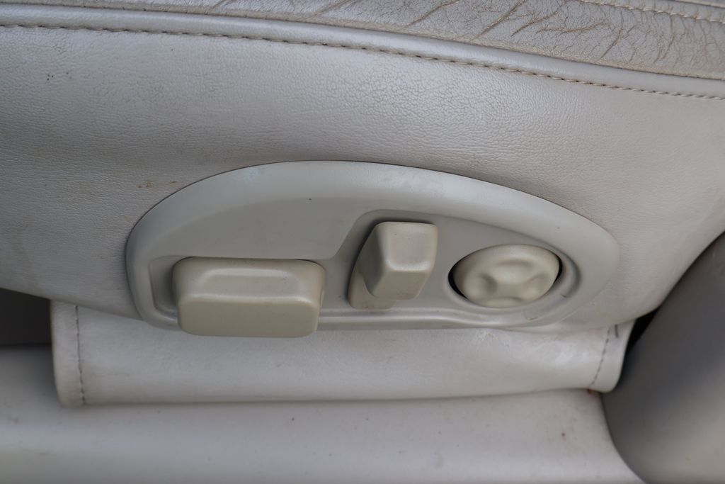2001 Cadillac DeVille Base 14