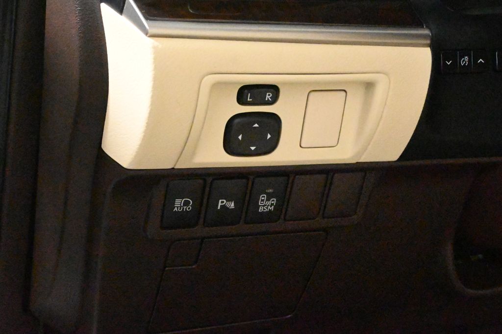 Thumbnail: 2018 Lexus ES - 27