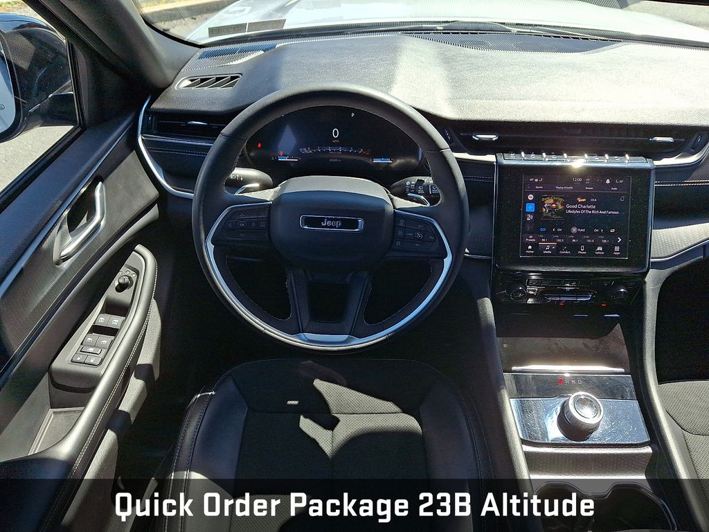 2025 Jeep Grand Cherokee Altitude Silver at South Hills CDJR