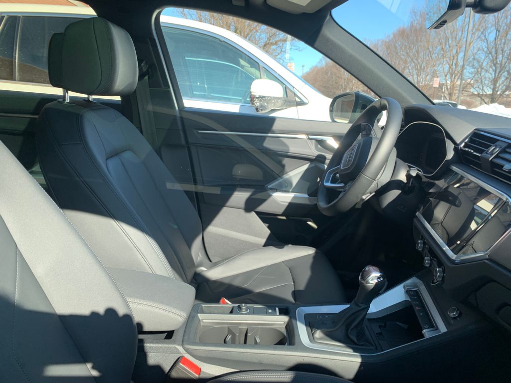 Thumbnail: 2025 Audi Q3 - 9