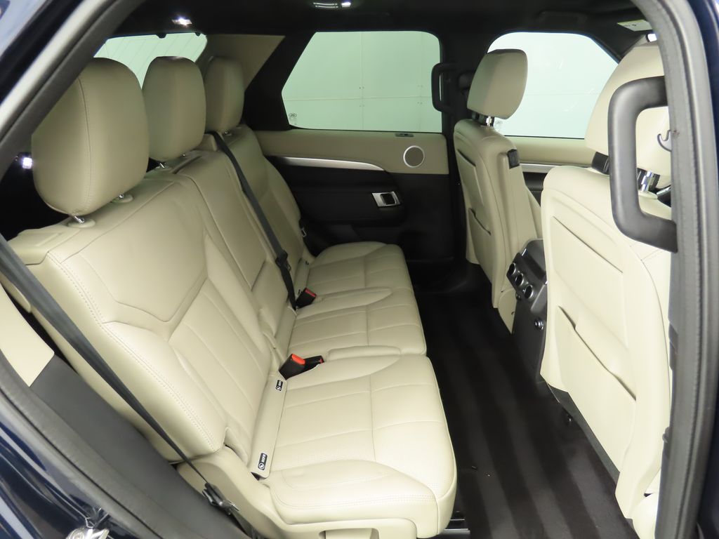 2020 Land Rover Discovery Landmark Edition 23