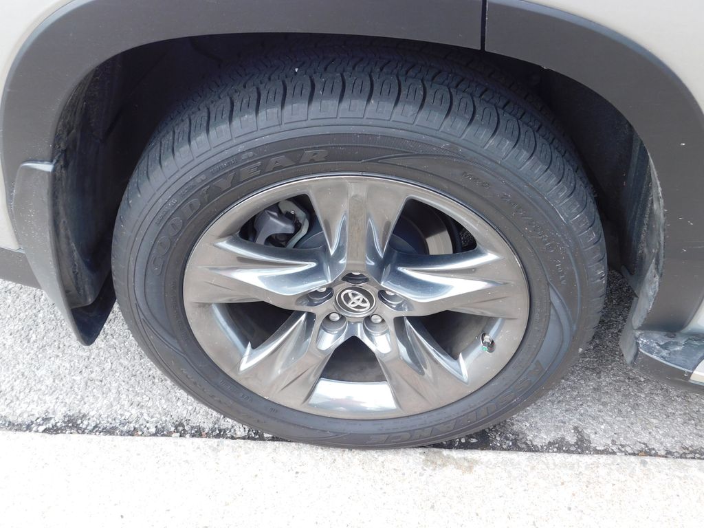 Thumbnail: 2018 Toyota Highlander - 8