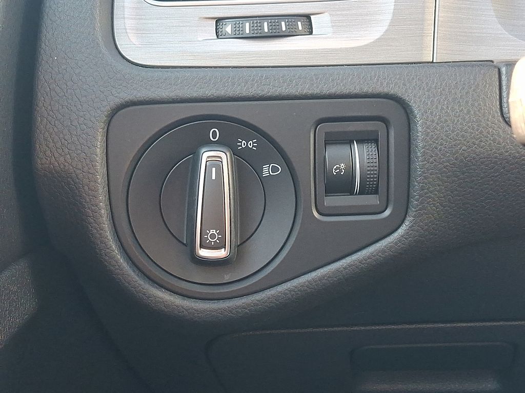 Thumbnail: 2015 Volkswagen Golf - 22