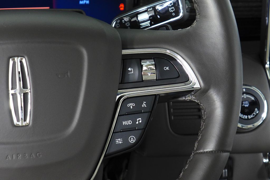 Thumbnail: 2023 Lincoln Navigator L - 28