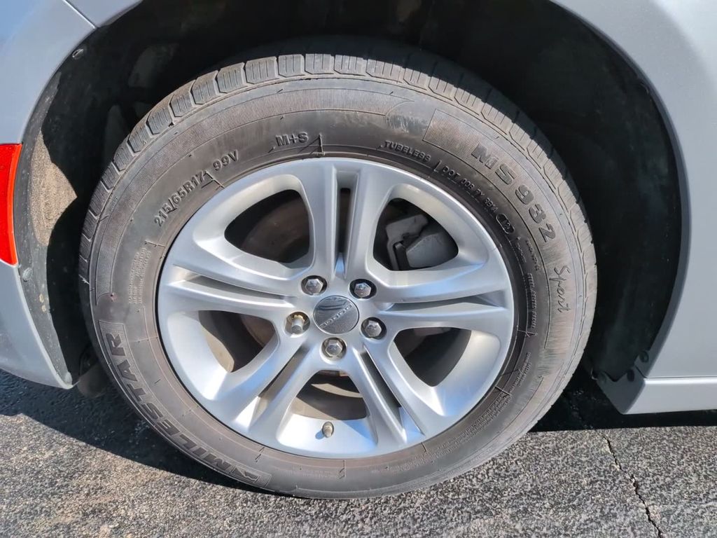 Used 2023 Silver Dodge SXT image 2