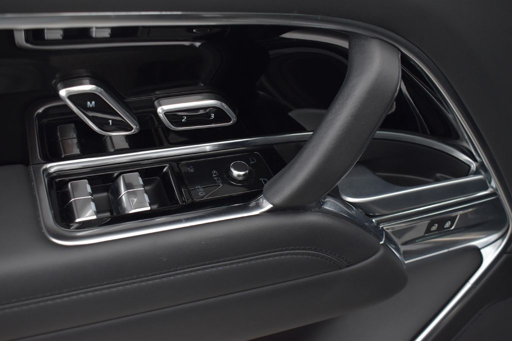 Thumbnail: 2023 Land Rover Range Rover - 12