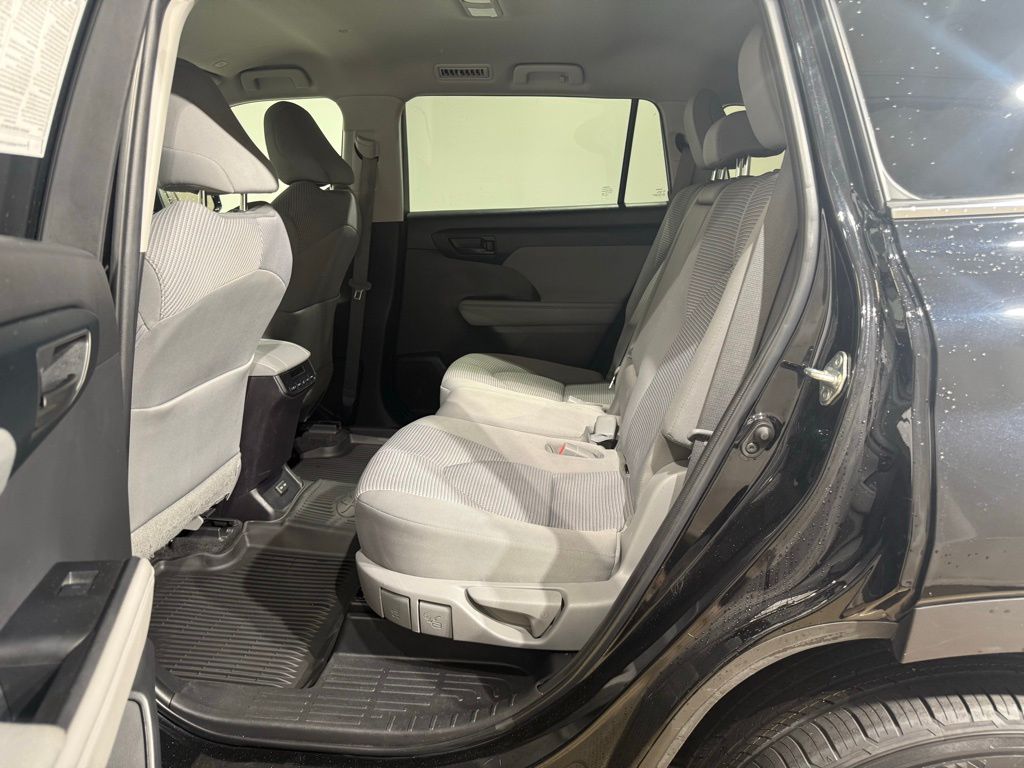 2023 Toyota Highlander LE 19