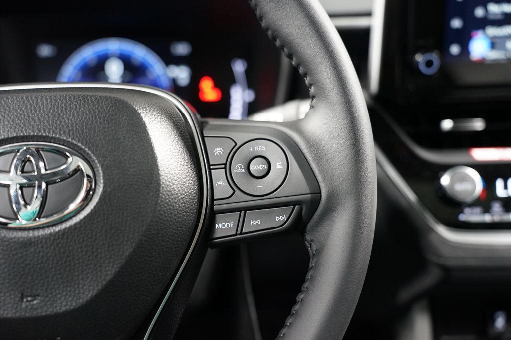 2025 Toyota Corolla Cross XLE 13