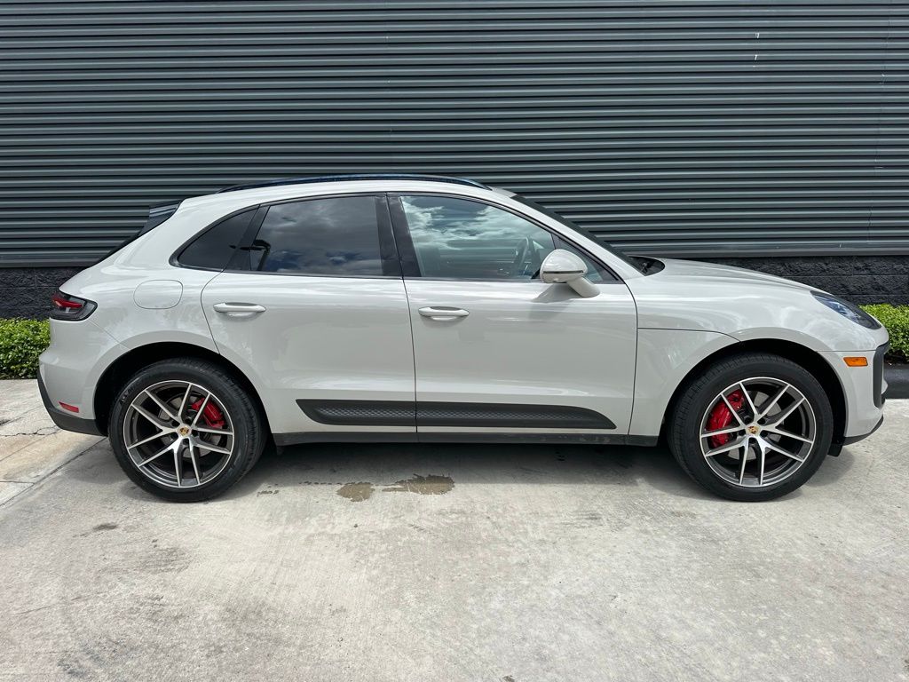 Thumbnail: 2023 Porsche Macan - 10