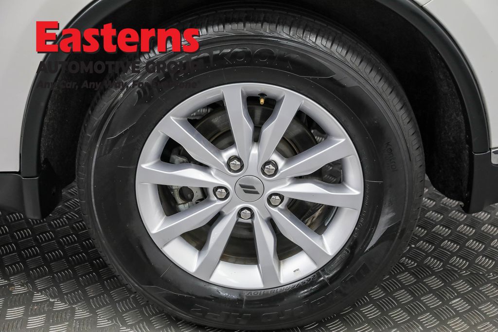 Used 2023 White Dodge SXT image 30