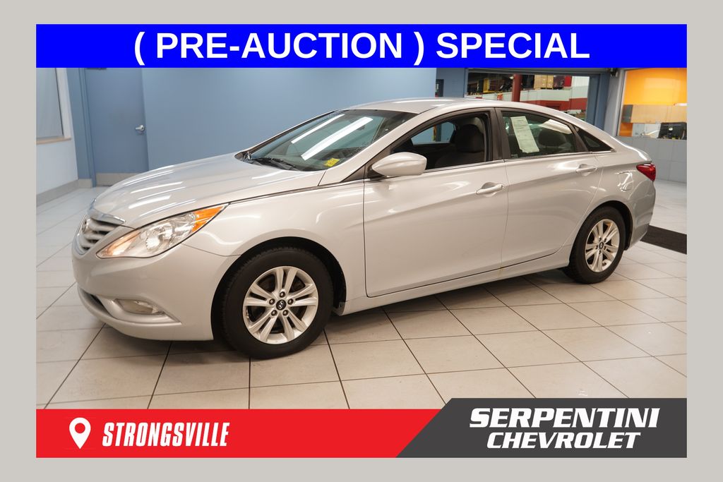Radiant Silver Metallic 2013 Hyundai Sonata Sedan Front-Wheel Drive 6-Speed Automatic