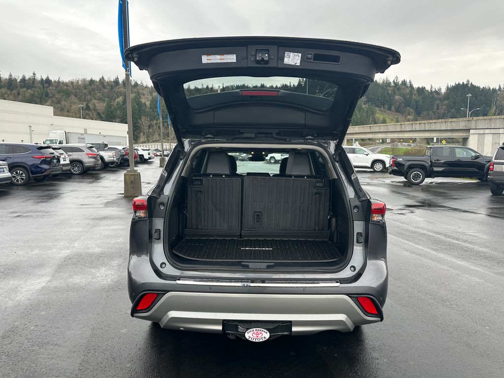 2022 Toyota Highlander Hybrid Platinum