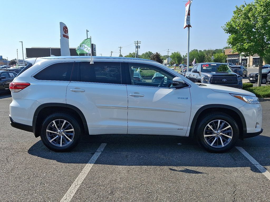 Thumbnail: 2017 Toyota Highlander - 7