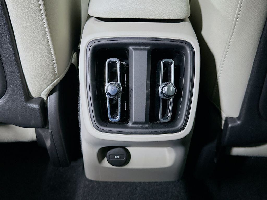 Thumbnail: 2023 Volvo XC40 - 25