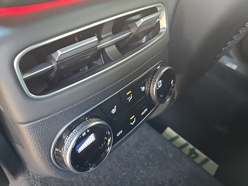 2025 Genesis GV70  25