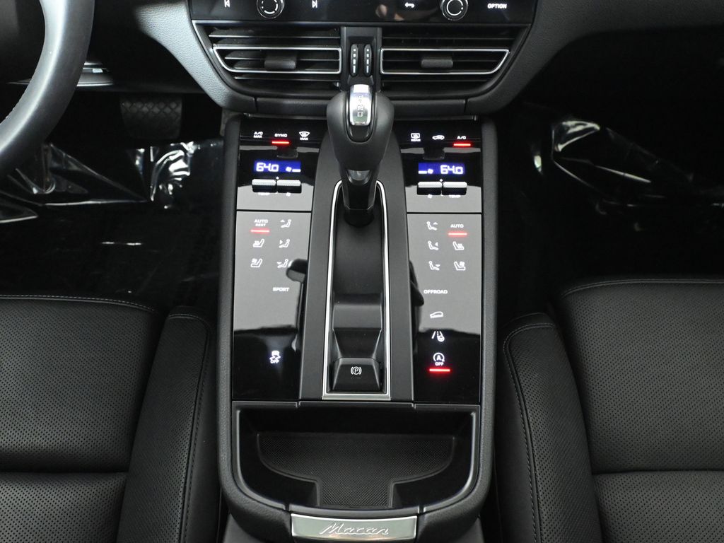 Thumbnail: 2025 Porsche Macan - 24