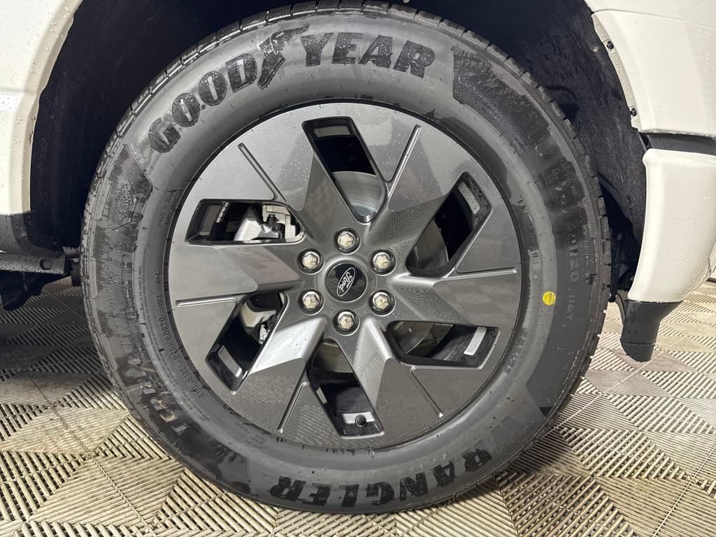 2025 Ford F-150 Lightning Lariat photo 9