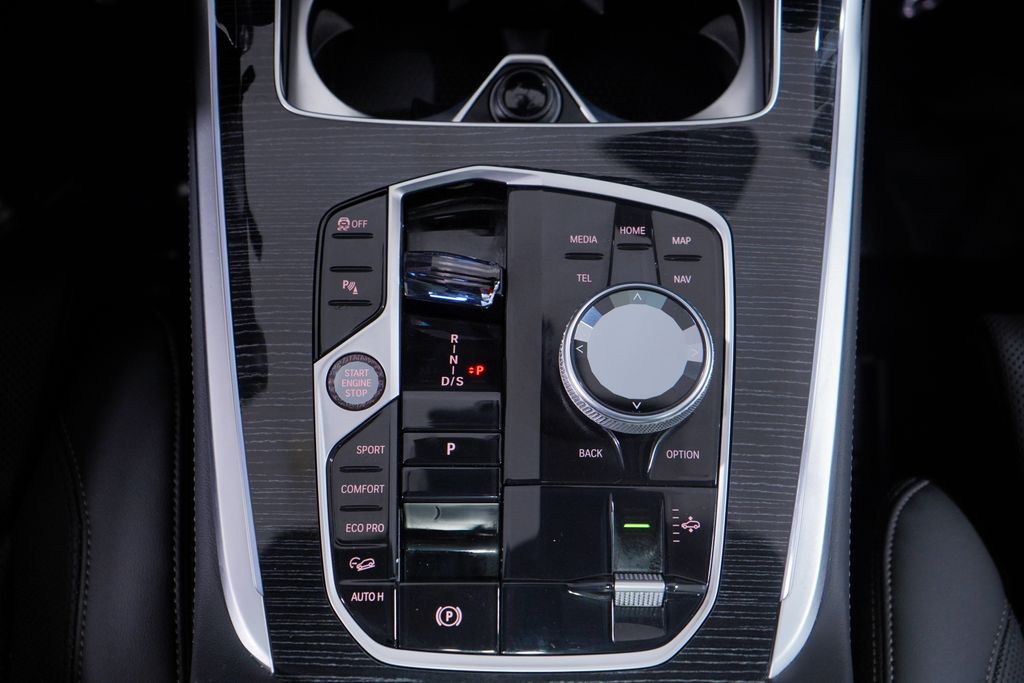 Thumbnail: 2026 BMW X7 - 15