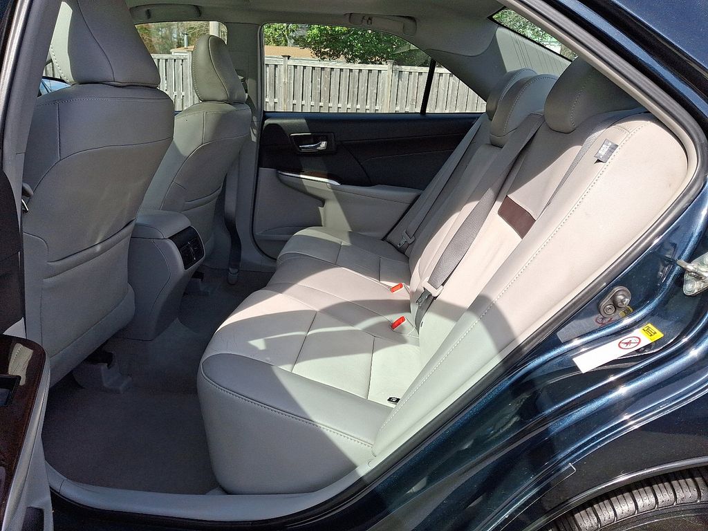 2014 Toyota Camry XLE 10