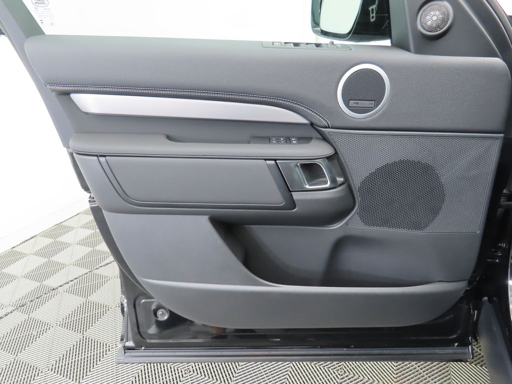 Thumbnail: 2026 Land Rover Discovery - 24