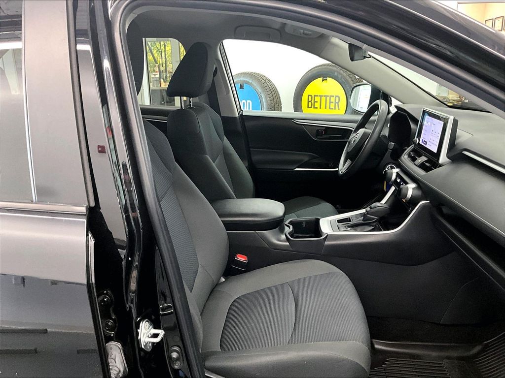 2023 Toyota RAV4 — photo 11