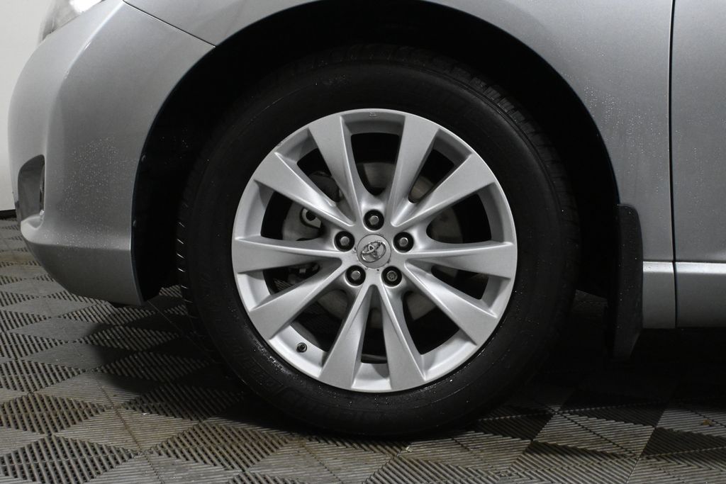 2015 Toyota Venza LE 12