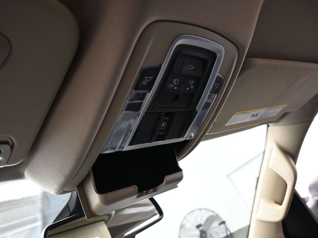 Used 2020 Diamond Black Crystal Pearlcoat Ram Laramie image 31