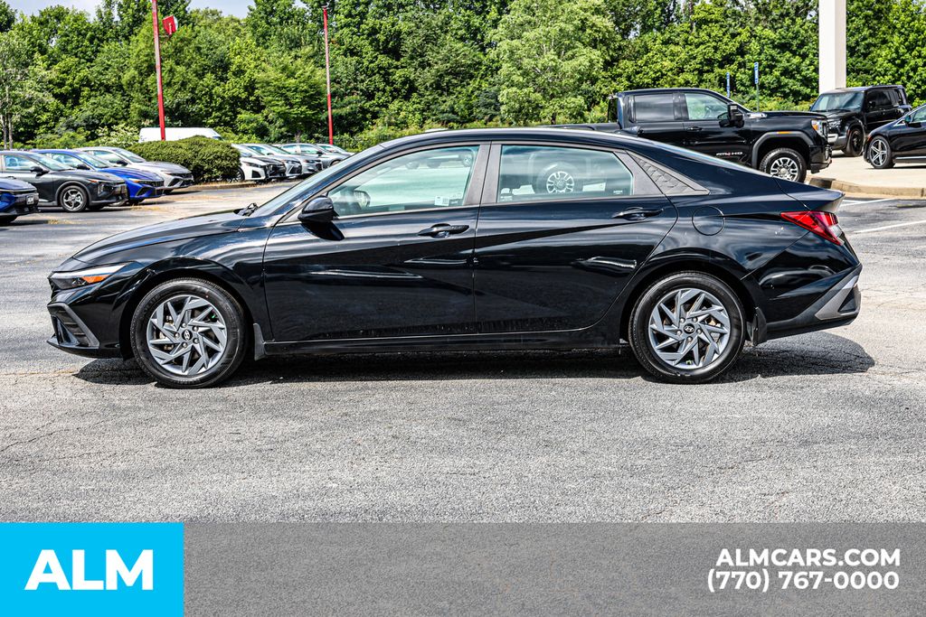 Used 2024 Black Hyundai SEL image 8