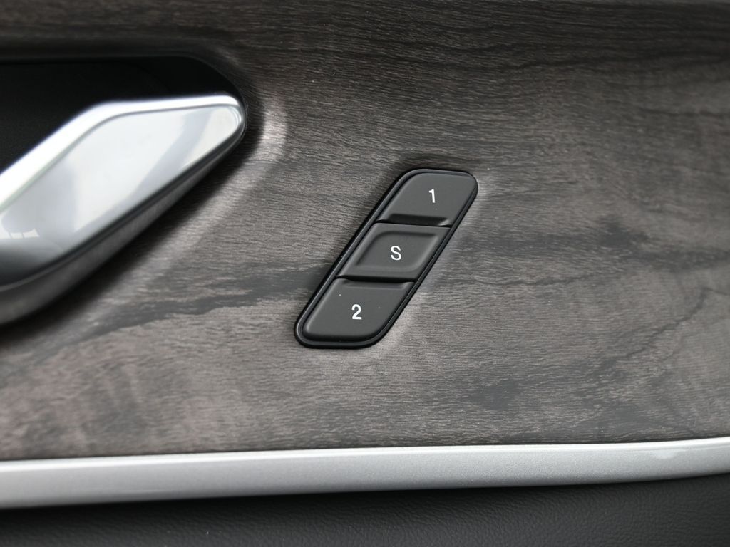 New 2026 Diamond Black Crystal Pearlcoat Jeep Limited image 17