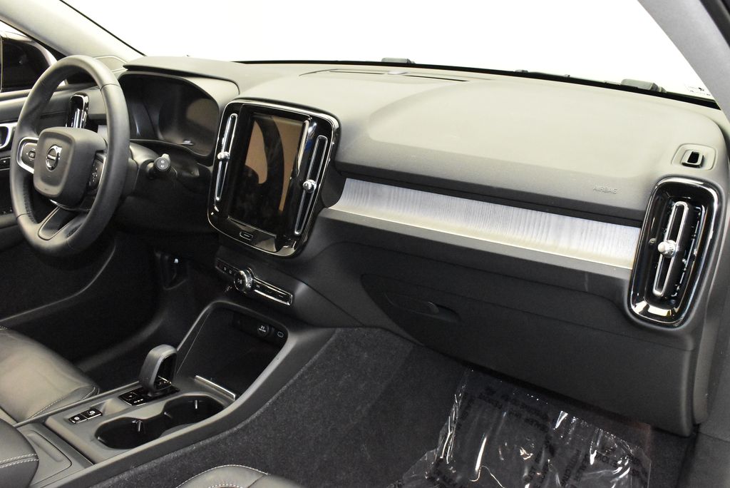 2023 Volvo XC40 B5 Core 25
