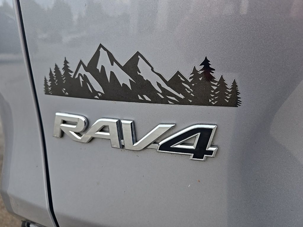 2021 Toyota RAV4 Hybrid XSE photo