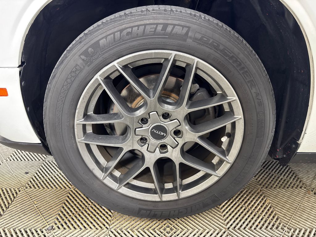 Used 2016 White Dodge SXT image 13