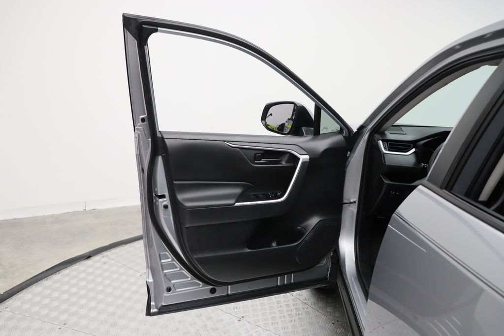 2022 Toyota RAV4 LE 16