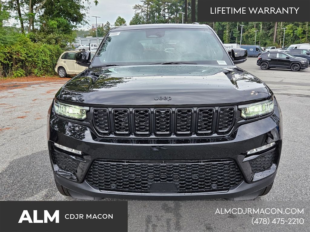 New 2025 Diamond Black Crystal Pearl-Coat Exterior Paint Jeep Limited image 3