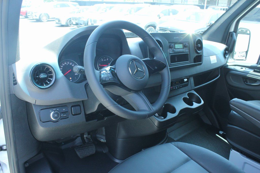 Thumbnail: 2025 Mercedes-Benz Sprinter - 3