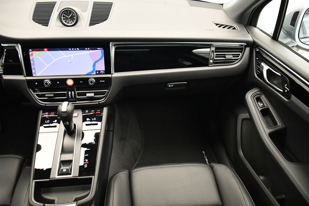 Thumbnail: 2026 Porsche Macan - 23