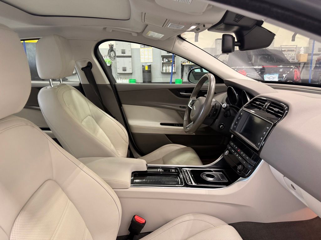 Thumbnail: 2018 Jaguar XE - 30