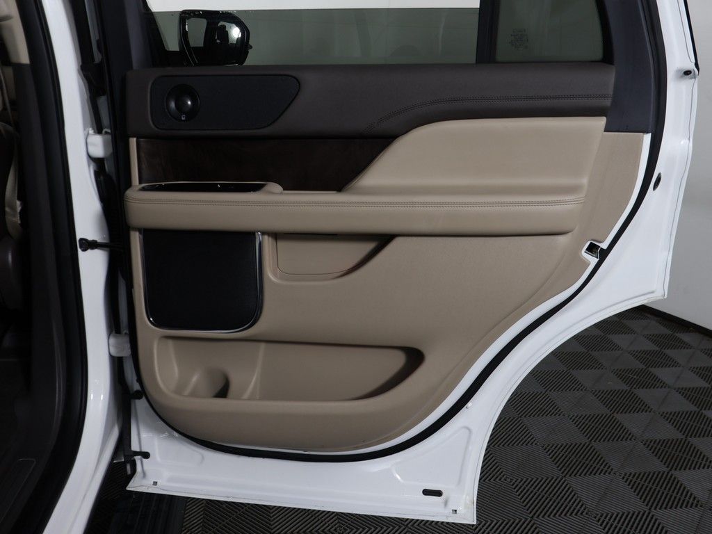 Used 2022 White Lincoln Reserve image 34