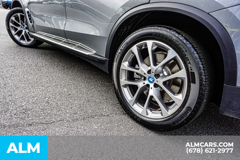 Used 2025 Gray BMW xDrive50e image 17