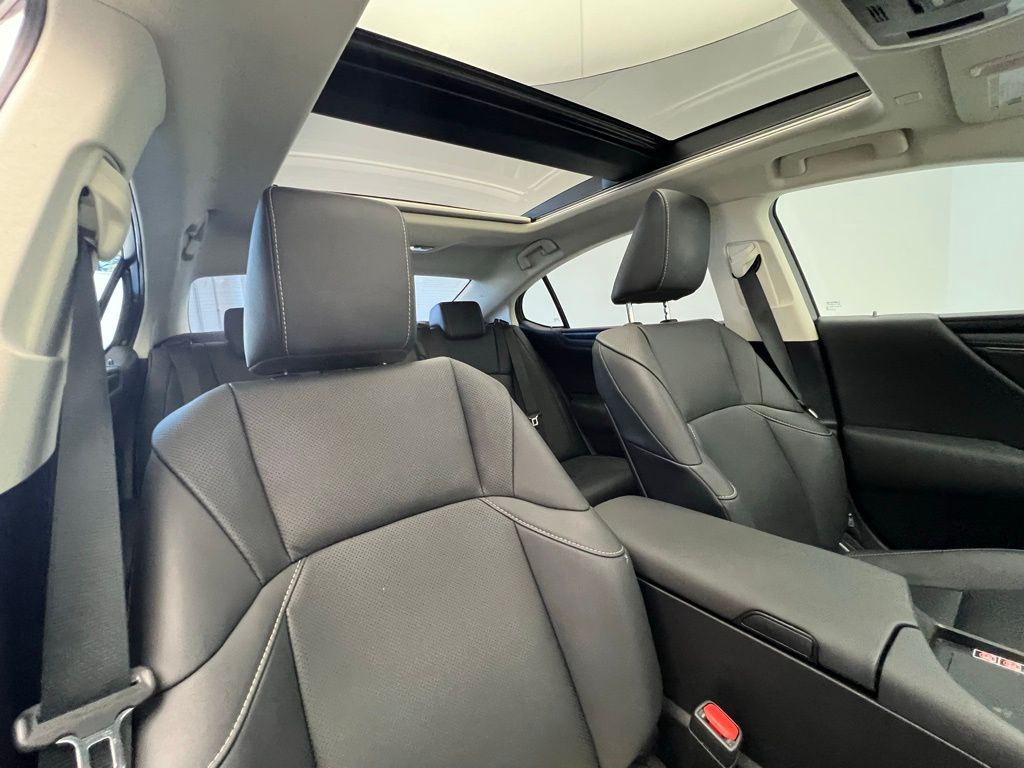 Thumbnail: 2023 Lexus ES - 7