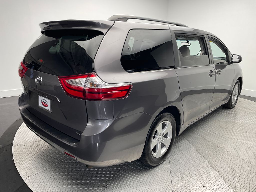 Thumbnail: 2017 Toyota Sienna - 5