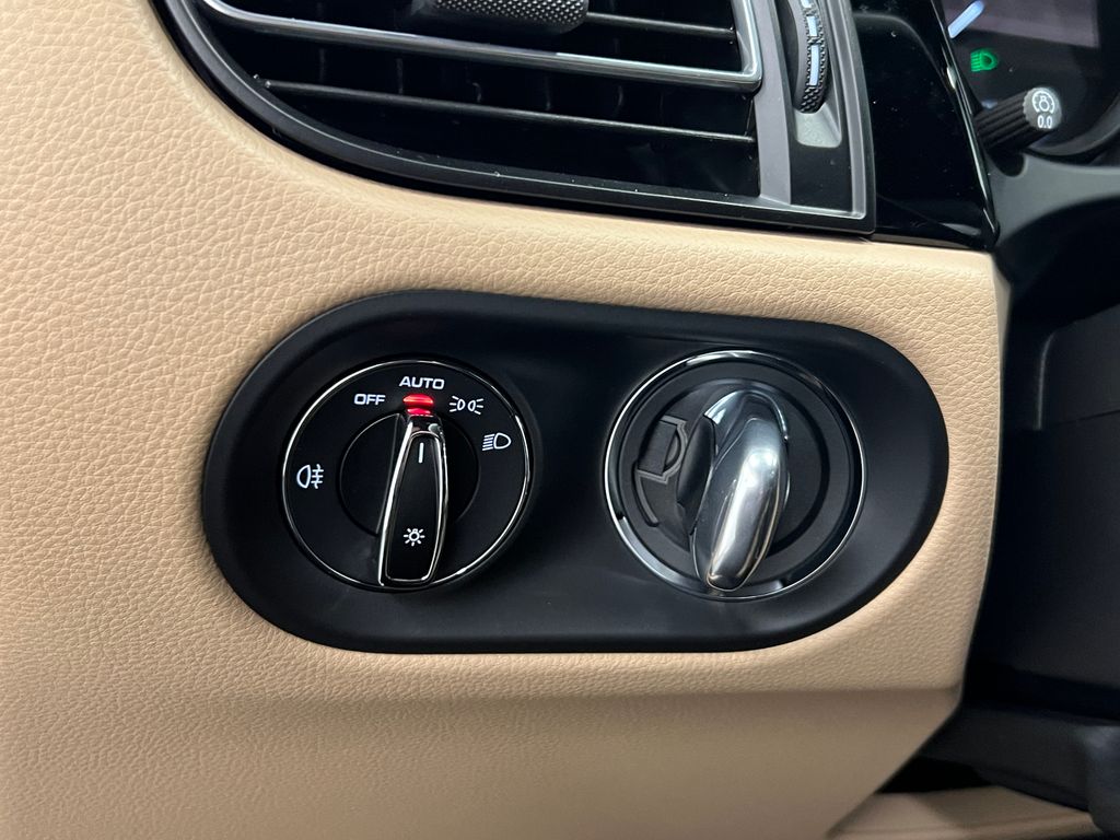 Thumbnail: 2026 Porsche Macan - 27