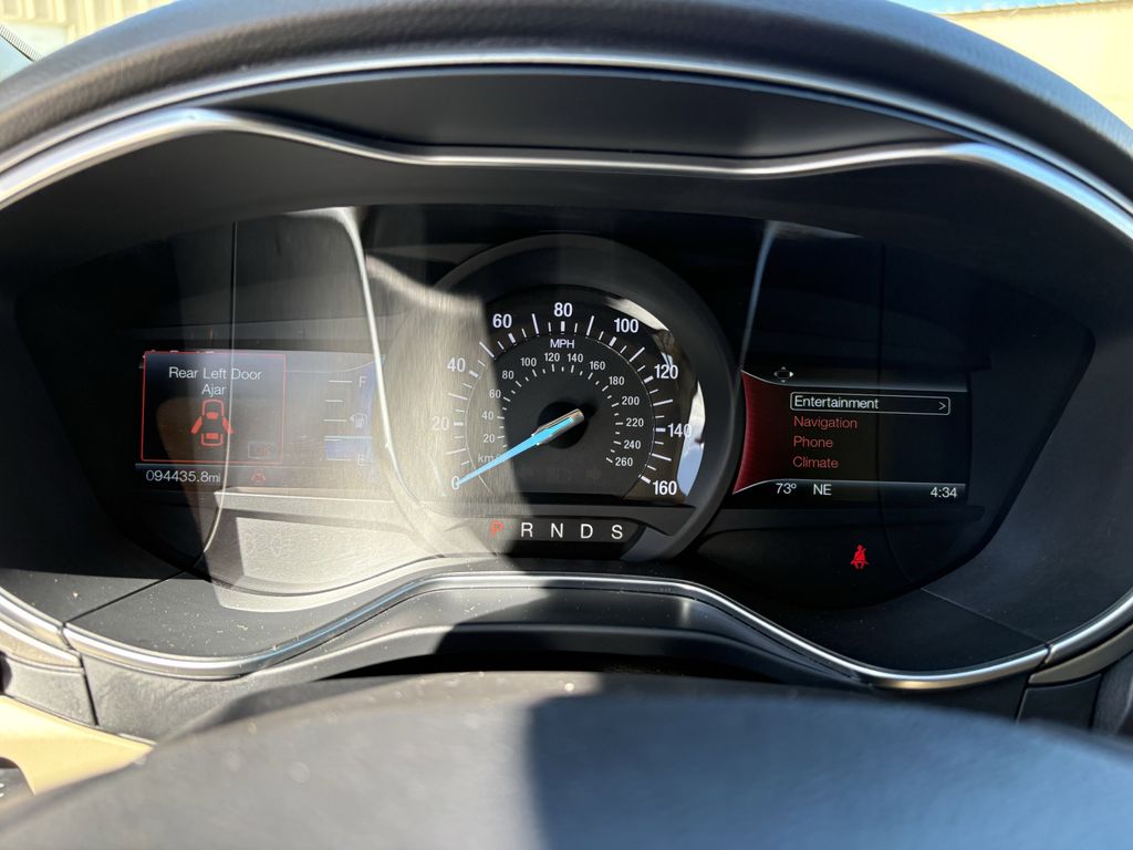 Used 2015 White Platinum Clearcoat Metallic Ford SE image 18