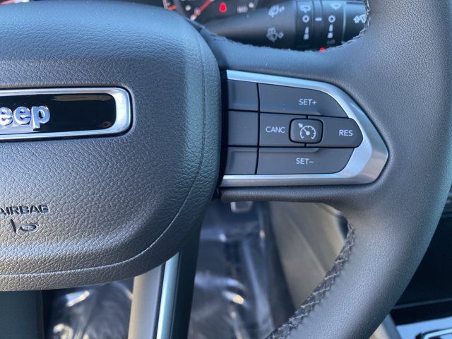 New 2026 White/off-white Jeep Latitude image 29